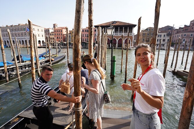 Venice Like a Local: Food, Wine & Spritz Tour with Traghetto Ride - The drinks: wine, spritz, and dessert