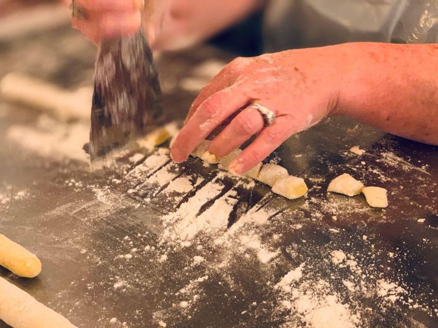 Venice: Pasta and Tiramisu Cooking Class with Wine - Fettuccine and ravioli, two different pasta lessons
