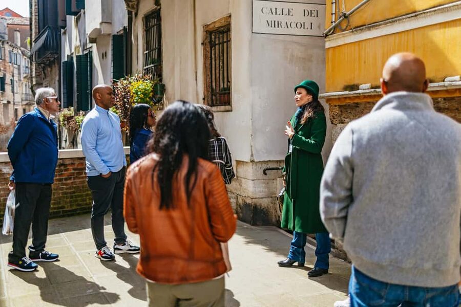 Venice: Rialto Market Food and Wine Lunchtime Tour - Wine bars and osterias turn lunch into a walking lesson