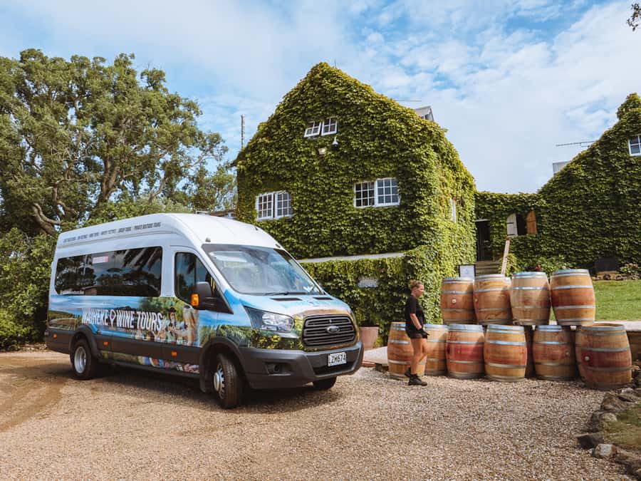 Waiheke Island: Scenic Island Wine Tour & Local Wine Tasting - Why the guides matter so much