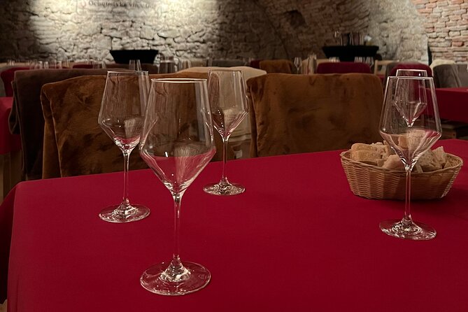 Wine Tasting IN THE DARK! - How personal is the guiding?