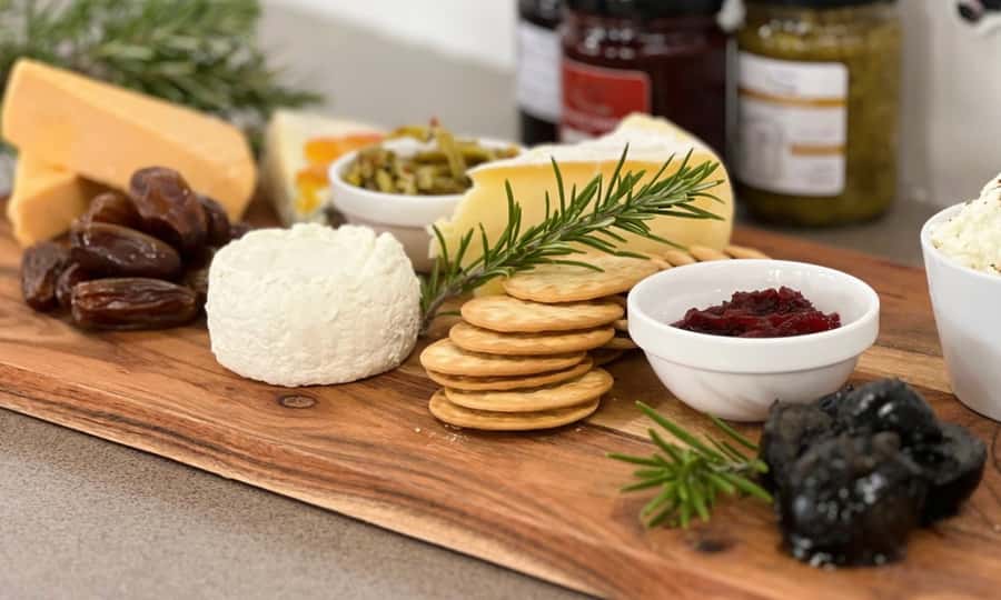 Yarra Valley Full Day Grazing Tour: Gin, Wine, Pizza, Cheese - The guides make the shared format work