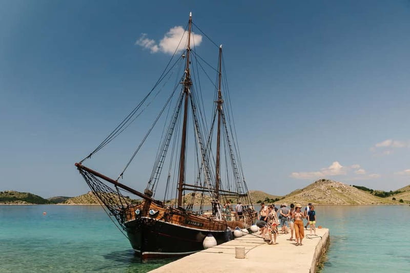 Zadar: Boat Tour with Unlimited Wine & 3 Stops - Kukljica: beach time and a gentle first stop