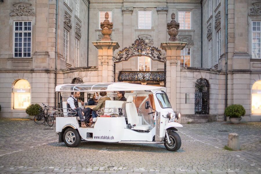 Zurich: Swiss Cheese Fondue & Wine e-Tuk-Tuk City Tour - Starting near Europaallee and Freischützgasse